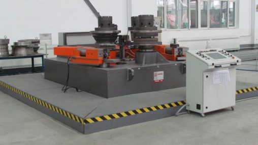 Grande piegatrice CNC